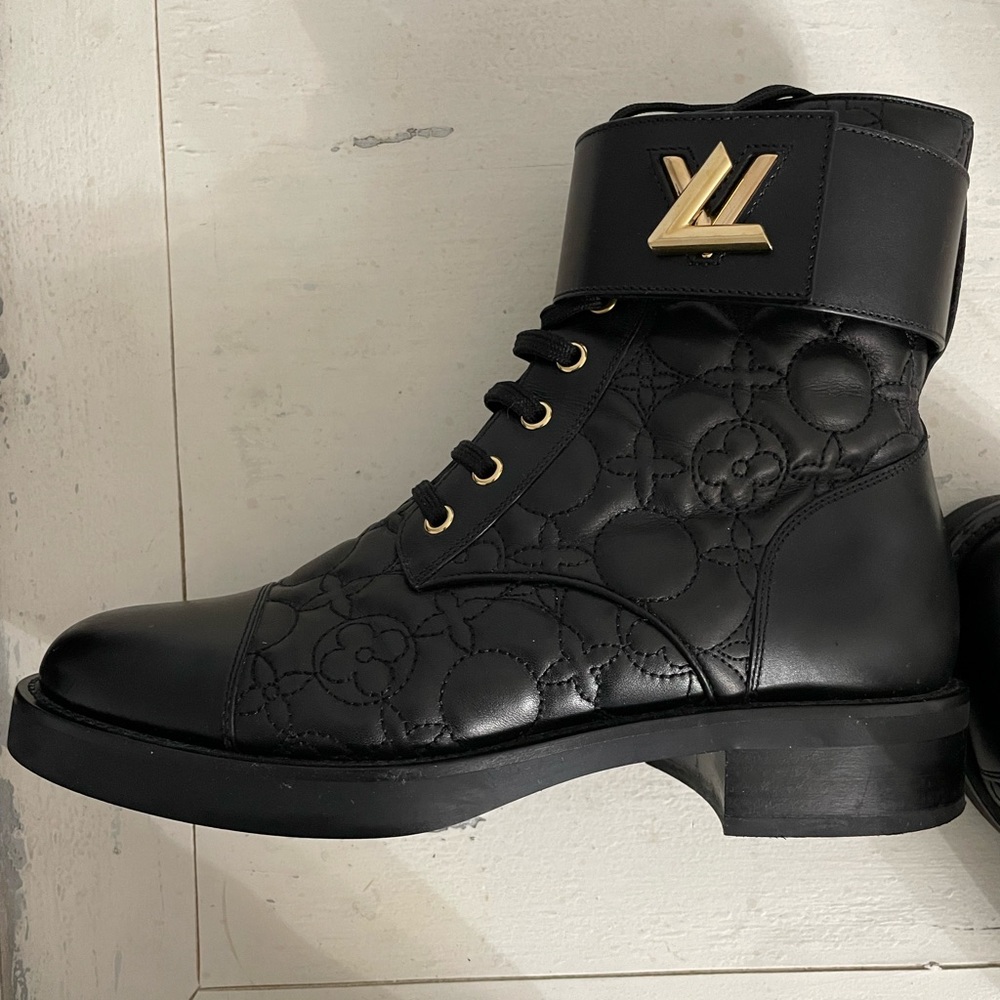LOUIS VUITTON BLACK WITH GOLD WONDERLAND FLAT RANGER BOOTS SIZE 40
